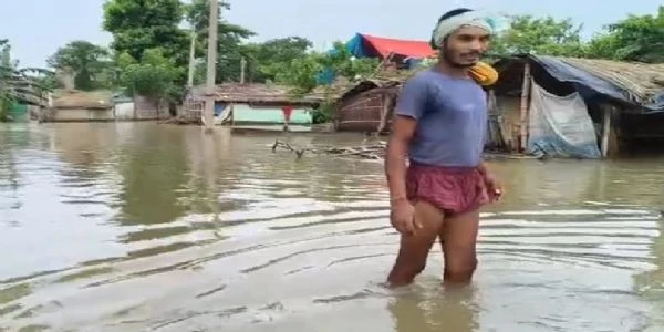 अकबरनगर में गंगा का तांडव, गांवों में घुसा पानी और एनएच-80 पर मंडराया खतरा