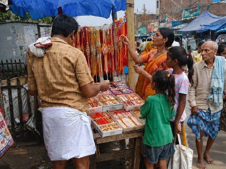 अकबरनगर बाजार में छाई रौनक, रक्षाबंधन को लेकर खरीदारी तेज