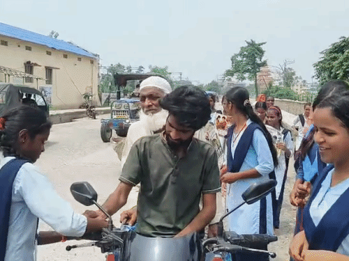 भागलपुर की स्कूली बच्चियों ने बाइक चालकों को बांधी राखी