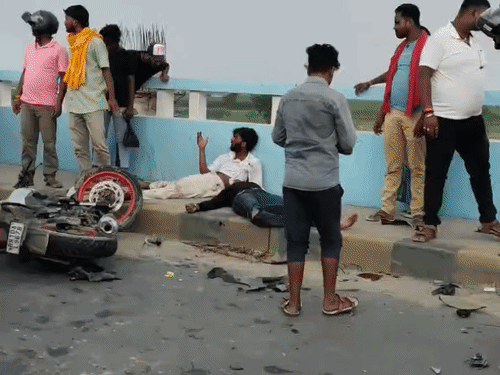 भागलपुर में केटीएम और बुलेट बाइक की भीषण टक्कर, तीन लोग गंभीर रूप से घायल