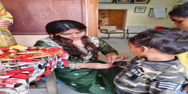 भागलपुर में अभिनेत्री संचिता बसु ने अनाथ बच्चों को बांधी राखी