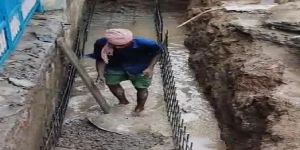 घुटने भर पानी में नाला ढलाई देख भड़के लोग, भागलपुर में काम बंद