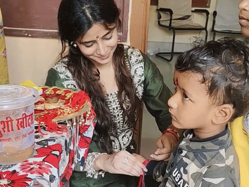 खुशखबरी: अभिनेत्री संचिता बसु ने भागलपुर के अनाथालय में बच्चों के साथ मनाया रक्षाबंधन