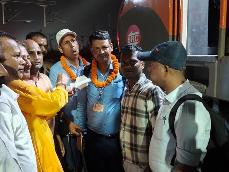 अहमदाबाद अमृत भारत ट्रेन का किउल में जोरदार स्वागत