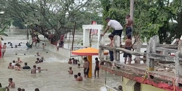 भागलपुर में बाढ़ के बीच युवाओं के खतरनाक स्टंट, मंडरा रहा बड़ा हादसा