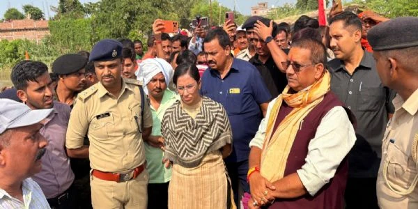 तटबंध टूटने पर मंत्री और अधिकारियों ने किया दौरा