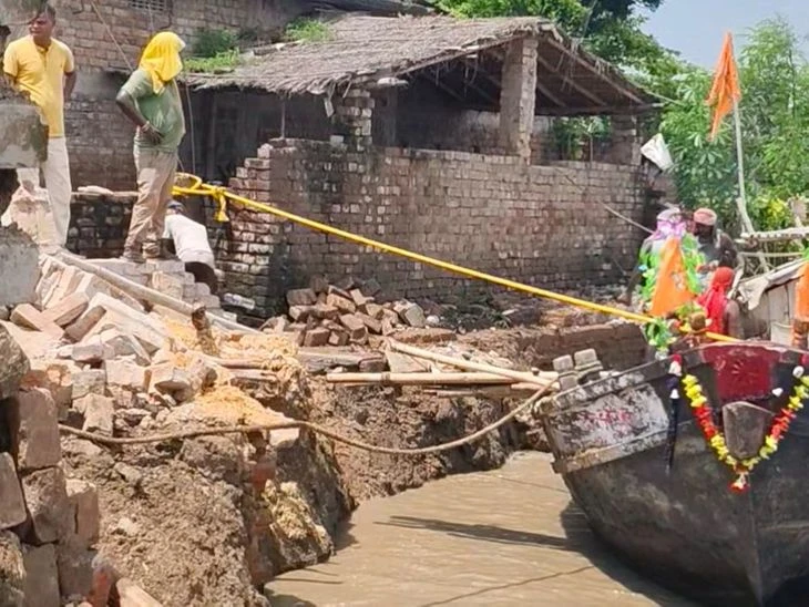 तबाही! सबौर में गंगा नदी का कटाव, 8 घर डूबे