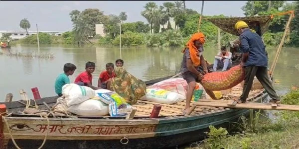 गंगा के बढ़ते पानी से दियारा के गांवों का टूटा संपर्क, सत्तू खाकर जी रहे बाढ़ पीड़ित