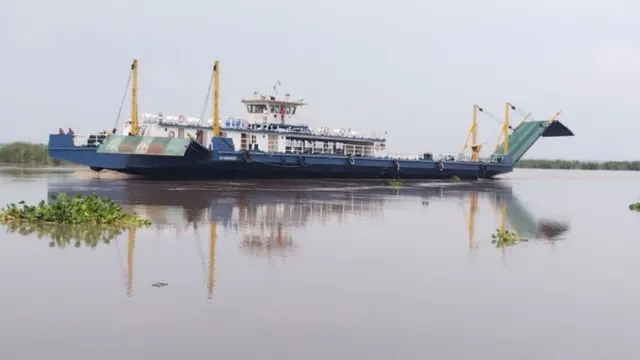 भागलपुर में गंगा कटाव रोकने के लिए cargo vessels तैनात
