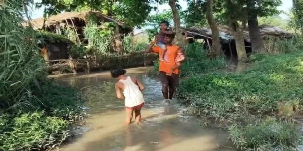 भागलपुर में बाढ़ और कटाव का कहर, गंगा में समाया दो मंजिला मकान