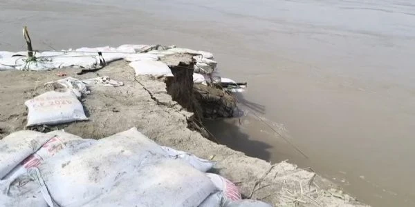 गंगा नदी का भीषण कटाव: जमींदारी बांध का 150 मीटर हिस्सा विलीन, रेल लाइन पर बड़ा खतरा