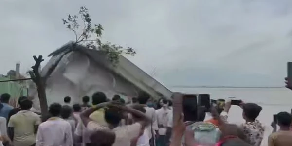 भारी तबाही! गंगा में विलीन हुआ ऐतिहासिक चेती दुर्गा मंदिर, देखिए क्या है मामला