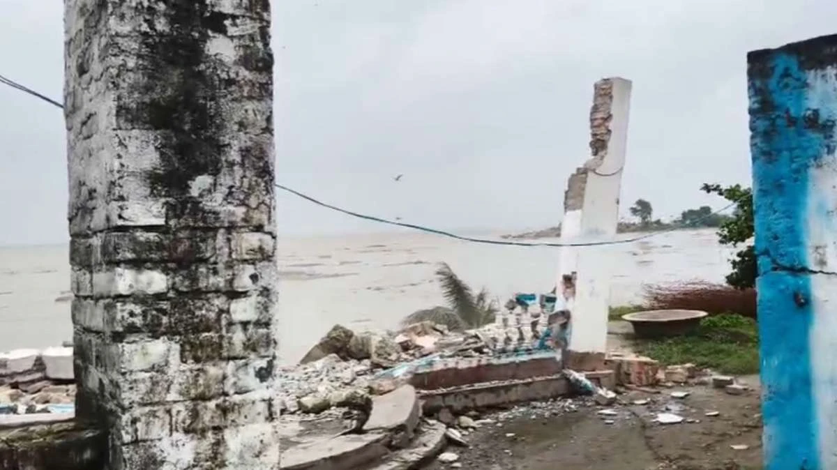 भागलपुर में गंगा का तांडव, सौ साल पुराना मंदिर नदी में समाया