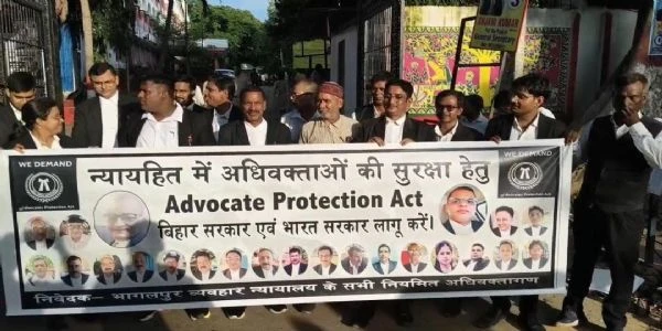 भागलपुर में वकीलों का जोरदार प्रदर्शन, एडवोकेट प्रोटेक्शन एक्ट लागू करने की मांग