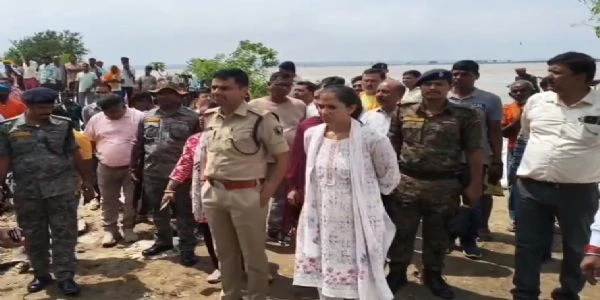चौंकाने वाली खबर: गंगा में समाए ऐतिहासिक मंदिर, डीएम ने किया दौरा
