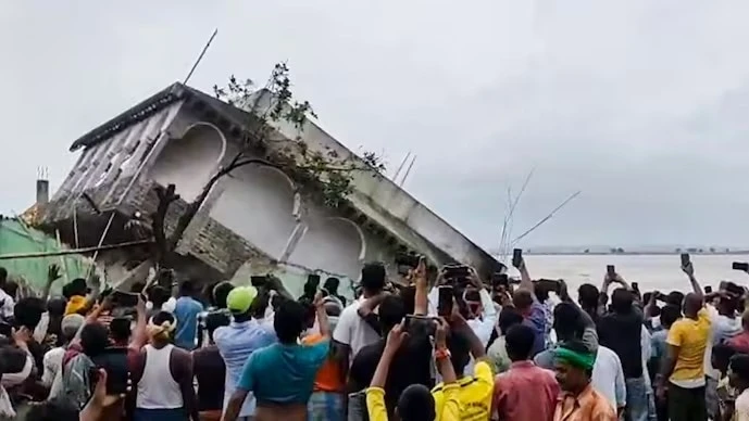 भागलपुर में गंगा नदी के कटाव से सौ साल पुराना प्राचीन मंदिर डूबा