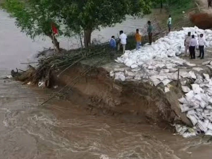 नौगाछिया में गंगा तटबंध टूटने पर बड़े अधिकारियों ने किया निरीक्षण