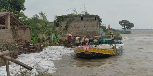 भागलपुर में गंगा का भयानक कटाव, खुद घर तोड़ने को मजबूर ग्रामीण