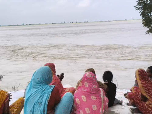 गंगा कटाव से डरे लोग, भागलपुर में महिलाओं ने की पूजा