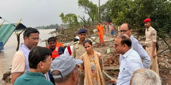 राघोपुर बांध कटाव देखने पहुंचे अधिकारी, युद्धस्तर पर चल रहा बचाव कार्य