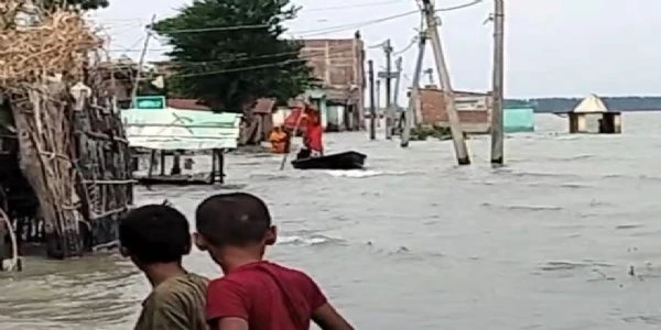 कोसी नदी का कहर! मदरौनी की सड़क पर बहा पानी, छतों पर रहने को मजबूर लोग