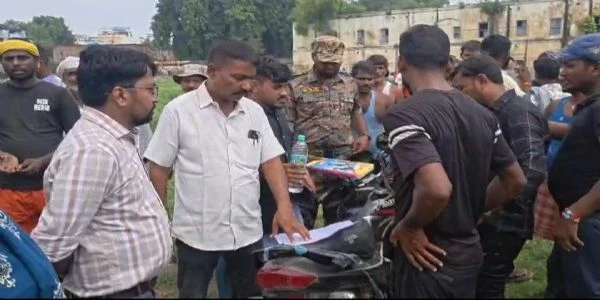 भागलपुर: गंगा की बाढ़ से बेबस लोग, स्कूल में शरण लेने पर मचा हंगामा, ठेकेदार से तीखी बहस