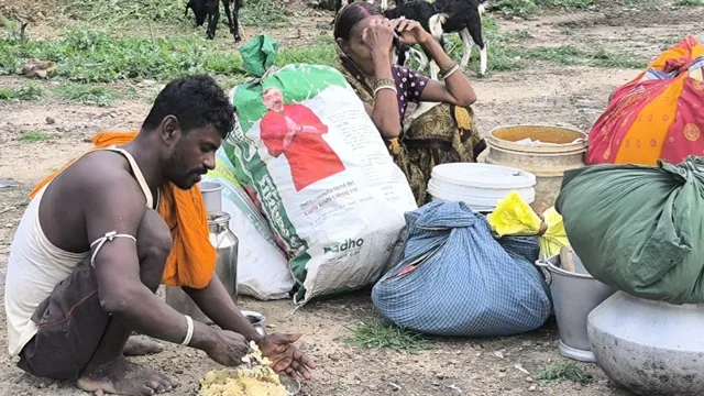 भागलपुर में गंगा कटाव से तबाही, बेटी की शादी के पैसे से खरीद रहे राशन