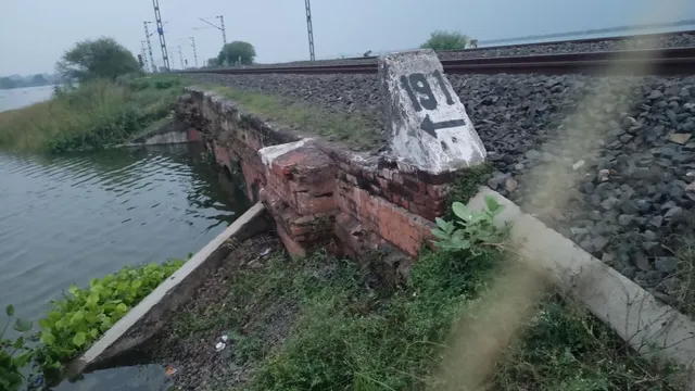 गंगा का बढ़ता पानी! भागलपुर-जमालपुर रेलखंड पर ट्रेनों की रफ्तार हुई धीमी