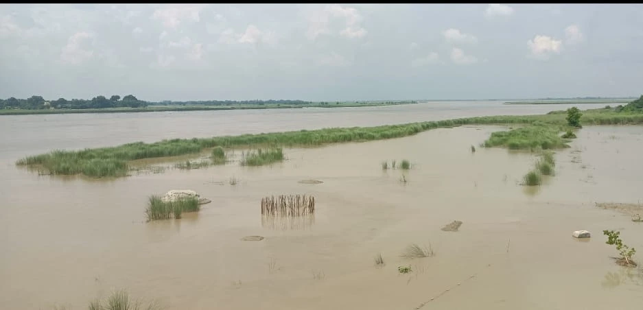खतरे के निशान से ऊपर बही सरयू नदी, बढ़ते जलस्तर से लोगों में चिंता