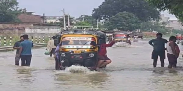 शहवासियों सावधान! वीआईपी कॉलोनियों में घुसा बाढ़ का पानी, एनएच-80 भी चपेट में
