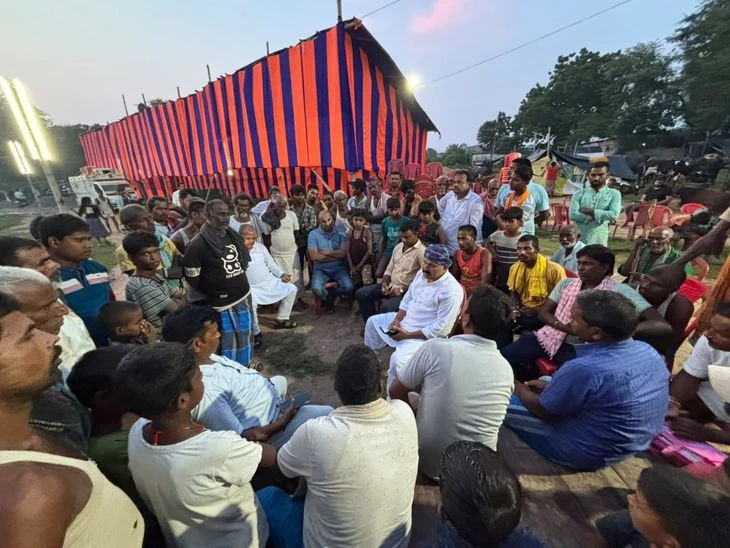बाढ़ राहत शिविरों की खुली पोल, आरजेडी नेता ने किया दौरा