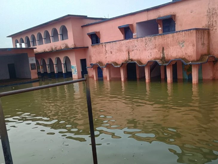 भागलपुर के अकबरनगर में गंगा का तांडव, डूबे स्कूल