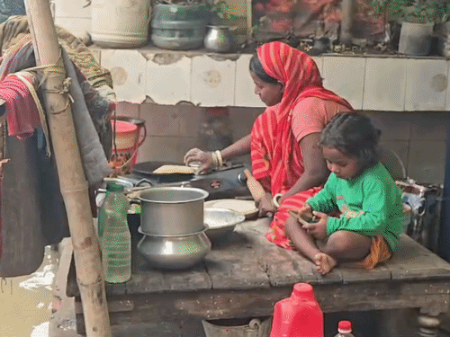 देखें कैसे बाढ़ के पानी में फंसे महादलित परिवार, भगलपुर में हाल बेहाल