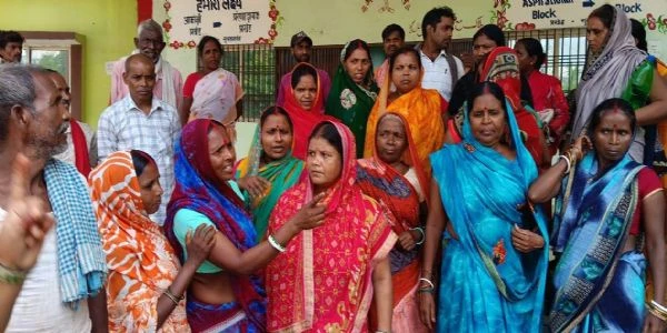 सुल्तानगंज में राहत सामग्री के लिए बाढ़ पीड़ितों का अंचल कार्यालय पर बड़ा हंगामा