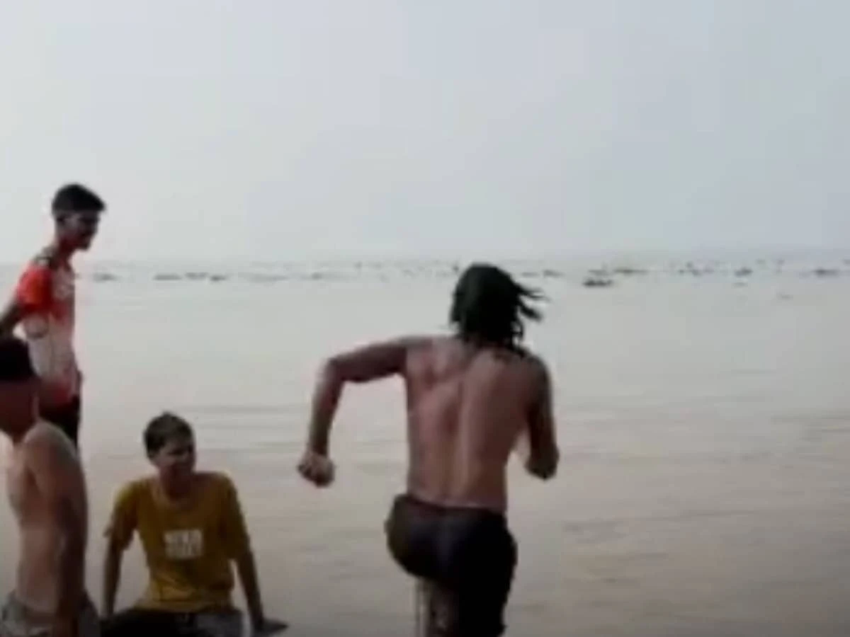 बरारी सीढ़ी घाट पर स्टंट करते फिसला युवक