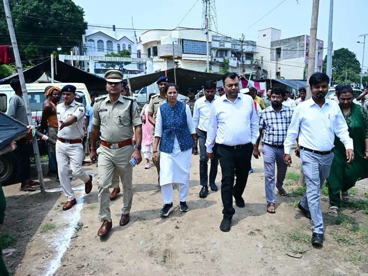 बड़ी खबर: नाथनगर में डीएम और एसएसपी ने किया बाढ़ राहत शिविरों का निरीक्षण