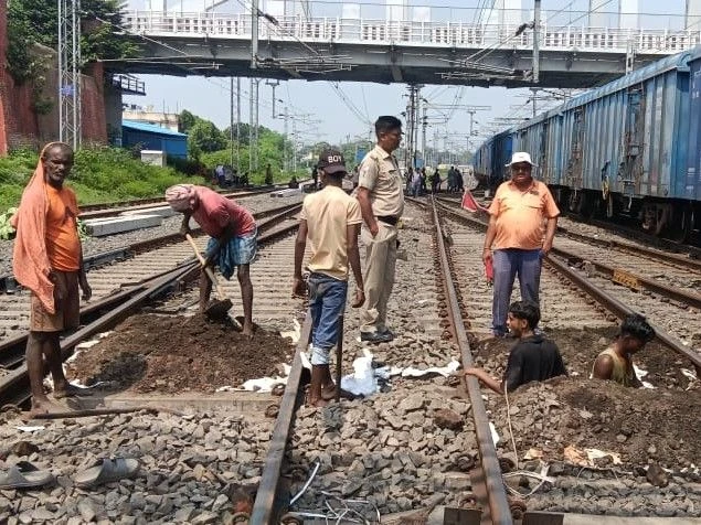 भागलपुर-जमालपुर रेलखंड पर बाढ़ से ट्रेनें धीमी