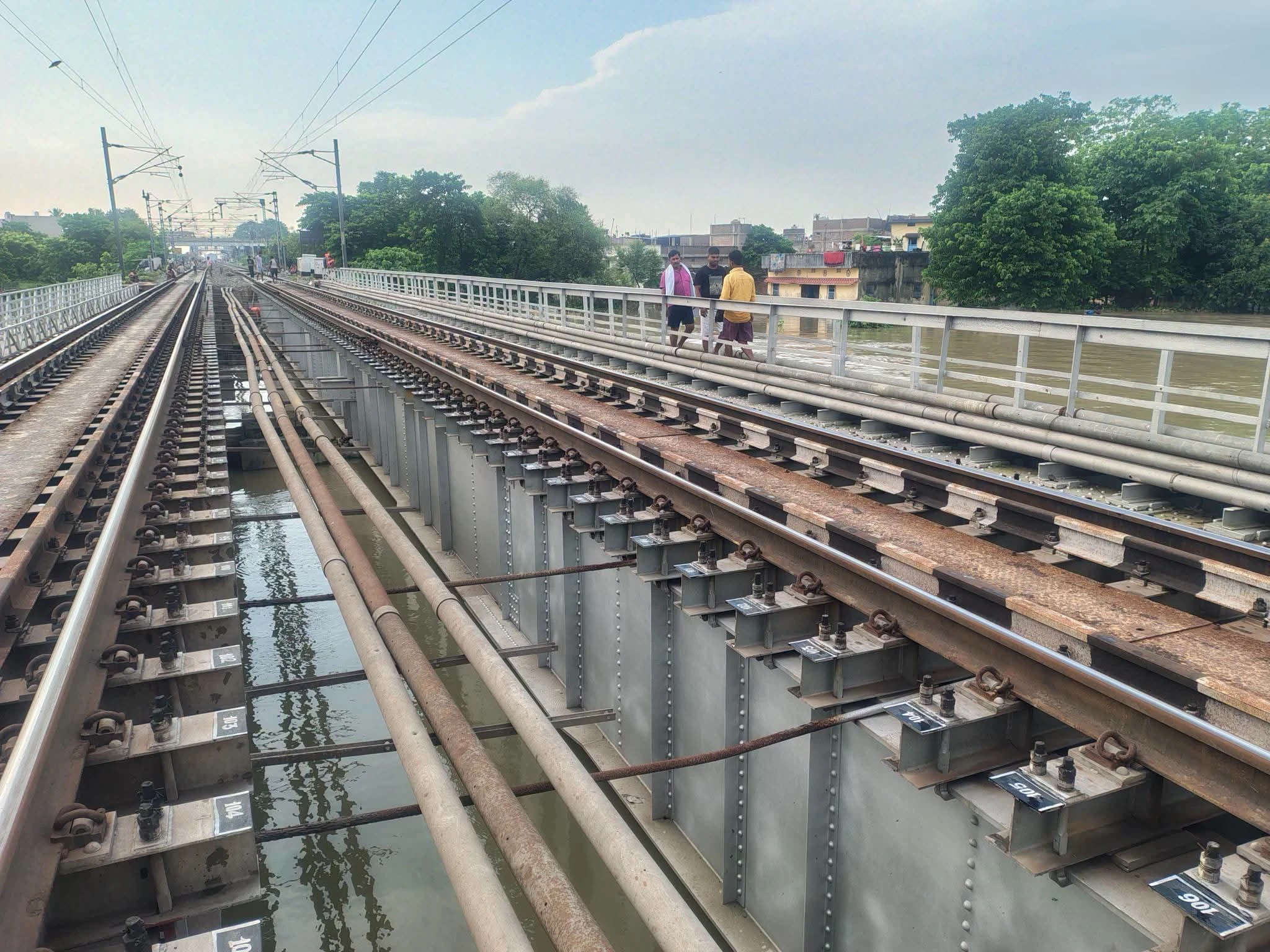 गंगा का बढ़ता जलस्तर! जमालपुर-भागलपुर रेलखंड पर ट्रेनों की रफ्तार घटी