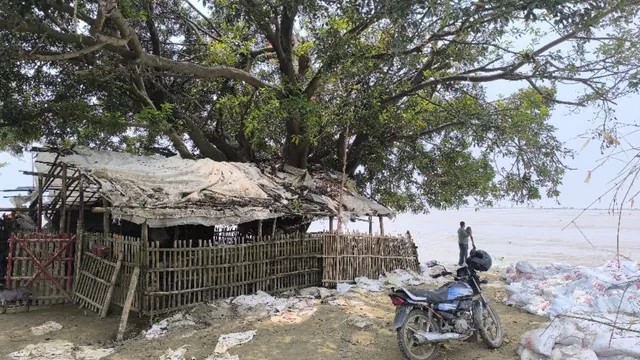 गंगा कटाव से बड़ा खतरा! भागलपुर प्रशासन ने 200 परिवारों को तुरंत घर खाली करने का दिया अल्टीमेटम