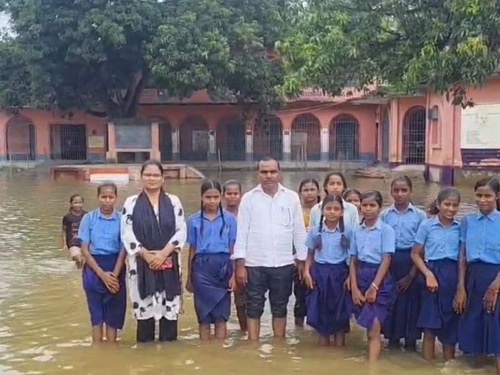 भागलपुर के नाथनगर में बाढ़ का पानी घुसा, स्कूल डूबा