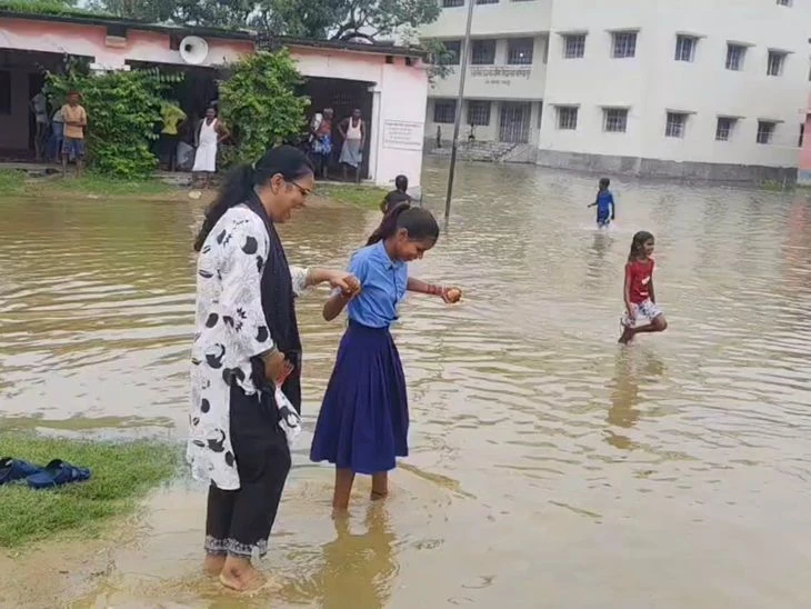 नाथनगर में गंगा का पानी स्कूलों में घुसा, बच्चों की सुरक्षा पर संकट