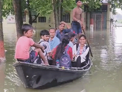 गंगा के बाढ़ के पानी में डूबा TMBU परिसर, छात्र नाव से जाने को मजबूर