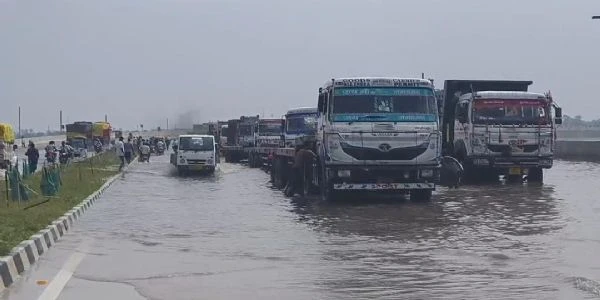 बड़ी खबर: मुंगेर-मिर्जाचौकी ग्रीनफील्ड फोरलेन भी डूबा, पटना से सड़क संपर्क टूटा