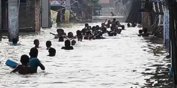 शहरी इलाकों में घुसा बाढ़ का पानी, छतों पर रहने को मजबूर हुए लोग