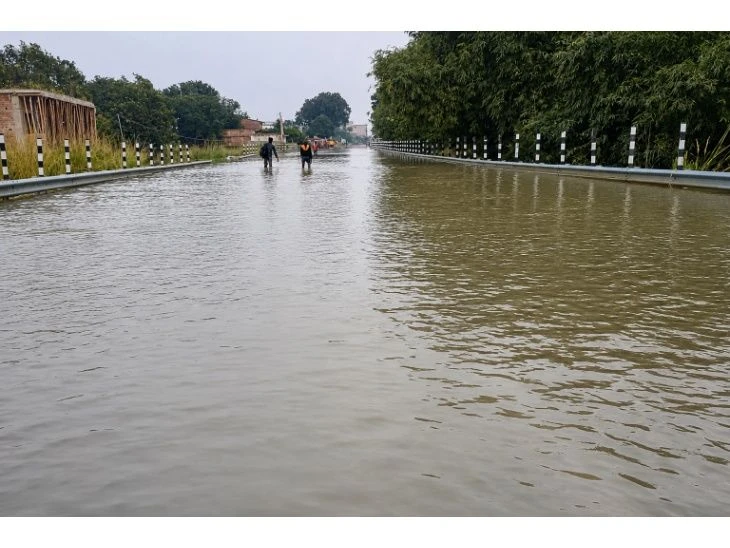भागलपुर में एनएच-80 पर बाढ़ का पानी, खतरा देख प्रशासन ने रास्ता किया बंद