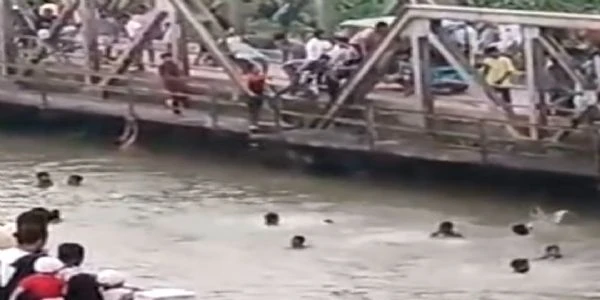 भागलपुर में चंपा नदी उफान पर, नए पुल से छलांग लगा रहे बच्चे
