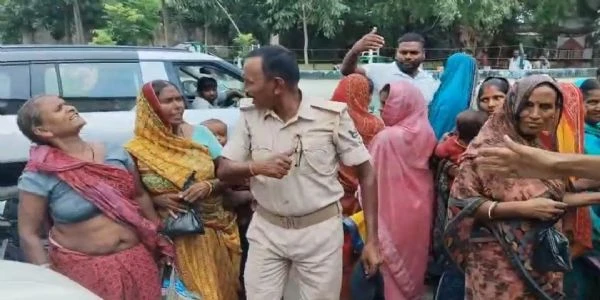 सबौर अंचल कार्यालय में बाढ़ पीड़ितों का हंगामा, राशन और जीआर राशि की मांग