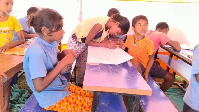 बिहार में बाढ़ के बीच राहत कैंपों में चल रही बच्चों की पढ़ाई