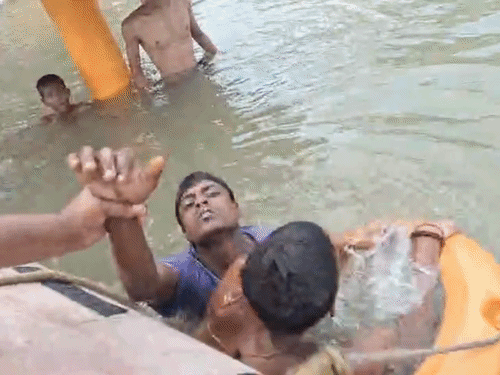 बचा ली जान! बूढ़ानाथ मंदिर के पास गंगा में डूबे 16 साल के किशोर को SDRF ने बचाया