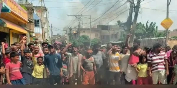 बिजली संकट पर फूटा लोगों का गुस्सा, सड़क जाम कर जलाए टायर